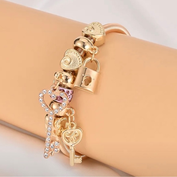✨ Lock & Key Charm Bracelet - Picture 2 of 5